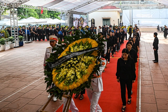 Hàng ngàn người dân xếp hàng sớm chờ viếng Tổng Bí thư Nguyễn Phú Trọng - Ảnh 5.