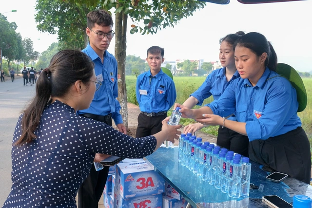 Hàng ngàn người dân xếp hàng chờ viếng Tổng Bí thư Nguyễn Phú Trọng - Ảnh 3.