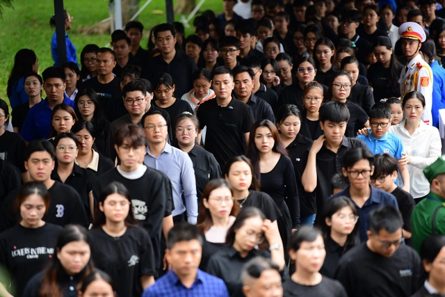 Hàng ngàn người dân xếp hàng chờ viếng Tổng Bí thư Nguyễn Phú Trọng - Ảnh 2.