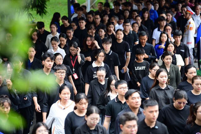 Hàng ngàn người dân xếp hàng chờ viếng Tổng Bí thư Nguyễn Phú Trọng - Ảnh 3.