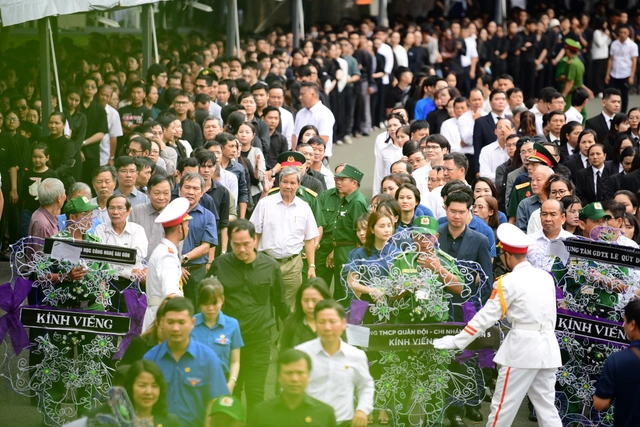 Hàng ngàn người dân xếp hàng chờ viếng Tổng Bí thư Nguyễn Phú Trọng - Ảnh 4.