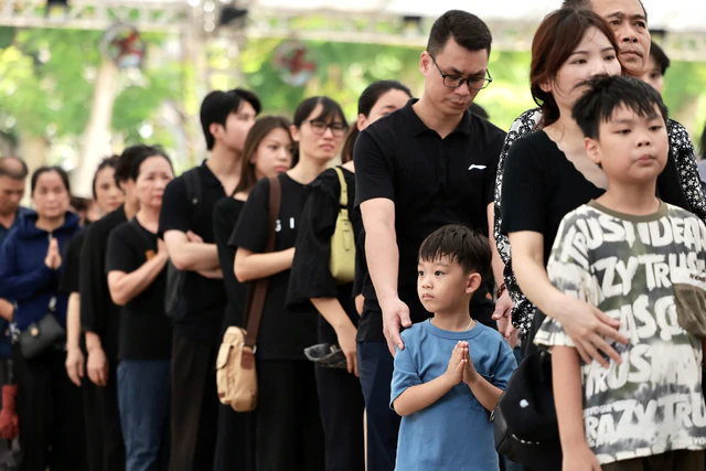 Hàng vạn người dân viếng Tổng Bí thư Nguyễn Phú Trọng - Ảnh 2.
