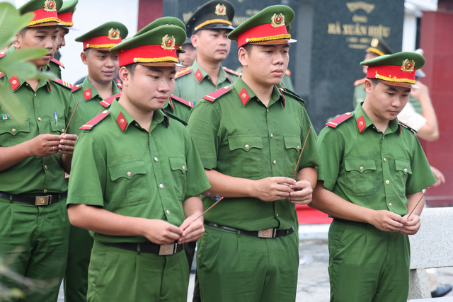 Ngày Thương binh Liệt sỹ 27-7: tuổi trẻ công an TP.HCM tri ân- Ảnh 4.