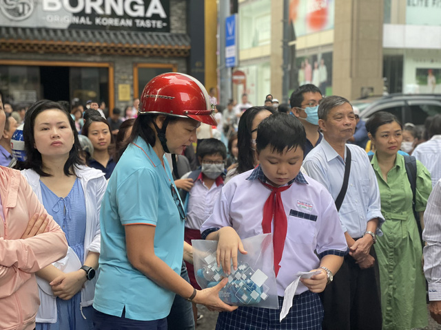 Hàng ngàn thí sinh tại TP.HCM tham gia kỳ thi khảo sát lớp 6 Trường Trần Đại Nghĩa- Ảnh 3.