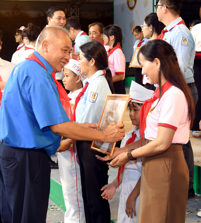 Anh Phạm Ngọc Tuyền (giám đốc Nhà thiếu nhi TP.HCM) trao Bằng khen cho đại diện các đội - Ảnh: NGUYỄN HƯNG