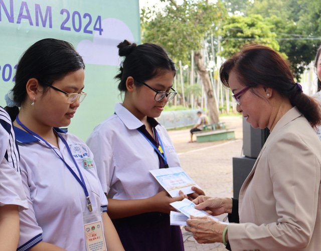 Hội Bảo vệ quyền trẻ em trao học bổng cho học sinh có hoàn cảnh khó khăn- Ảnh 4.