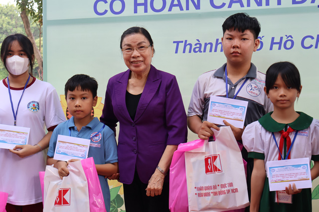 Hội Bảo vệ quyền trẻ em trao học bổng cho học sinh có hoàn cảnh khó khăn- Ảnh 1.