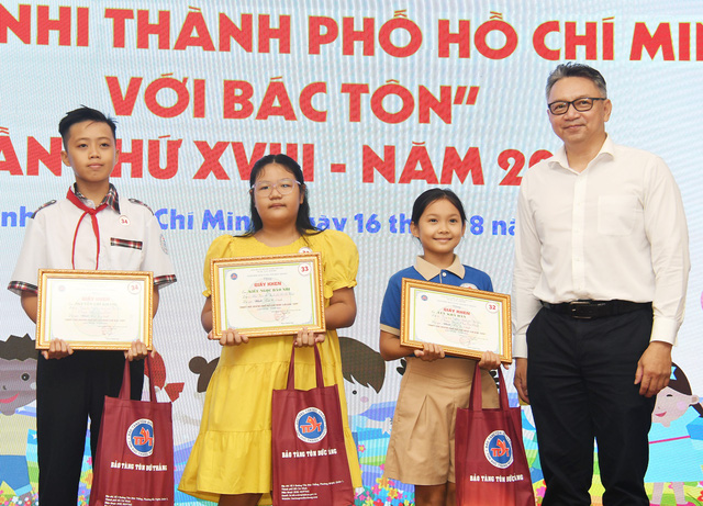 Chú Phạm Thành Nam (gíám đốc Bảo tàng Tôn Đức Thắng ) trao thưởng cho các thí sinh đạt giải - Ảnh: NGUYỄN HƯNG