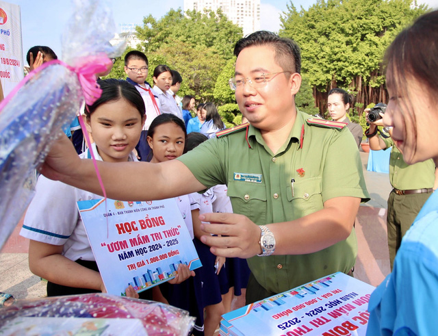 Thắp sáng ước mơ cho 160 thiếu nhi quận 4 vui đến trường- Ảnh 3.