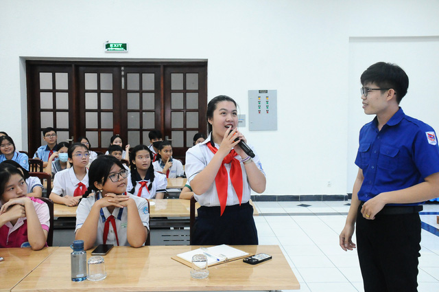 Trại sinh Mai Anh đặt câu hỏi với anh Phuom Mi Bin về văn hóa người Lào - Ảnh;NGUYỄN HƯNG