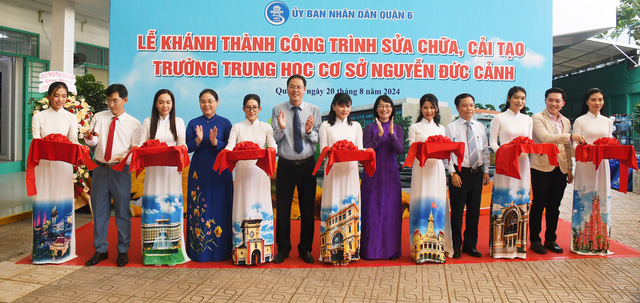 Các đại biểu cắt băng khánh thành công trình - Ảnh: NGUYỄN HƯNG