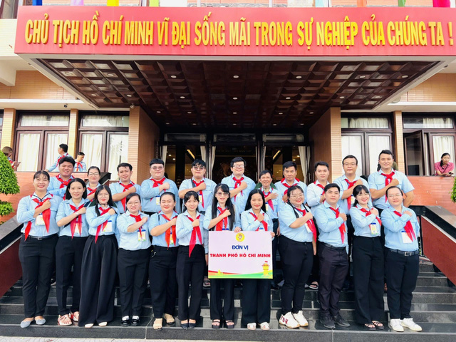 Các thầy cô của đoàn thành phố tham quan bảo tàng Hồ Chí Minh chi nhánh tỉnh Bình Thuận - Ảnh: ĐOÀN TP.HCM