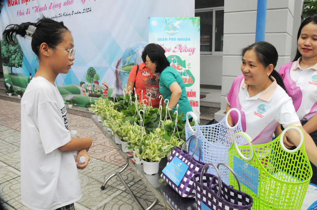 Học sinh tham quan các gian hàng đổi rác lấy quà - Ảnh: NGUYỄN HƯNG