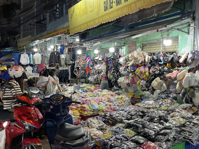 Đa dạng các mẫu giày dép cho tân sinh viên lựa chọn - Ảnh: LAN HƯƠNG