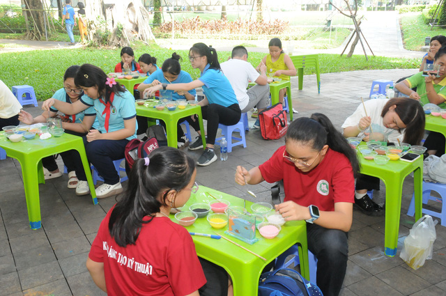 Các thí sinh thi vẽ tranh cát - Ảnh: NGUYỄN HƯNG