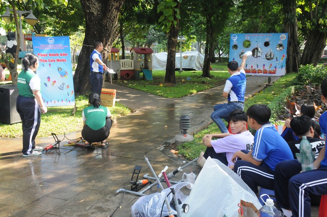 Các thí sinh thi bắn tên lửa nước - Ảnh: NGUYỄN HƯNG