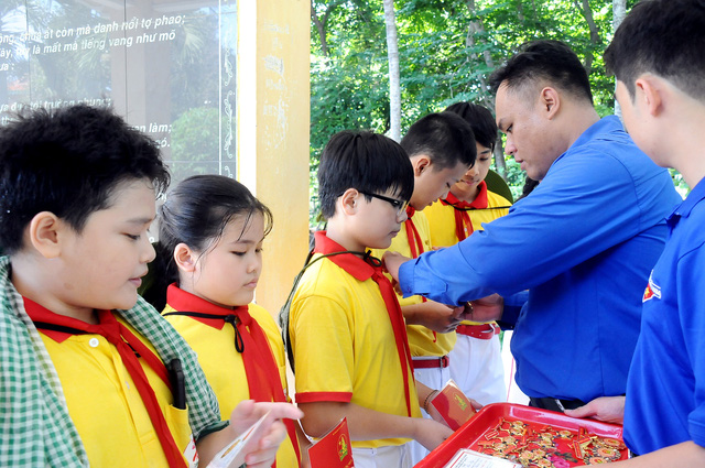 Anh Vũ Xuân Hiếu (bí thư Đoàn Phường 4, quận 10 trao khen thưởng cho các bạn đội viên trong hành trình - Ảnh: NGUYỄN HƯNG