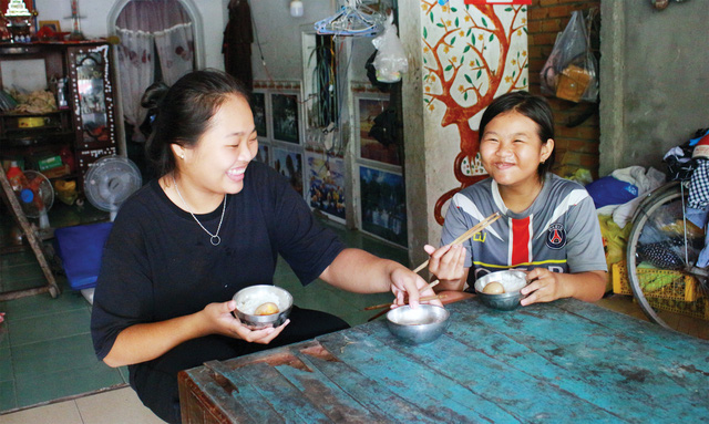 Nữ sinh 'học' cách làm mẹ của những đứa em- Ảnh 1.