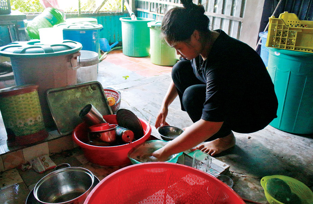 Nữ sinh 'học' cách làm mẹ của những đứa em- Ảnh 2.