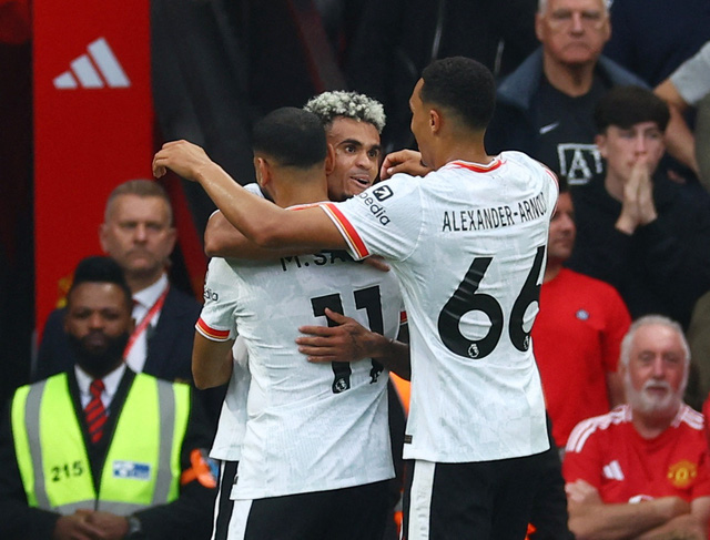 Bảng xếp hạng Premier League: Thua Liverpool 0-3, Man United xuống tốp dưới- Ảnh 1.