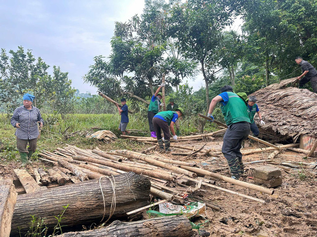 Tình nguyện viên TP.HCM giúp dân sửa nhà, gặt lúa sau bão số 3- Ảnh 2.