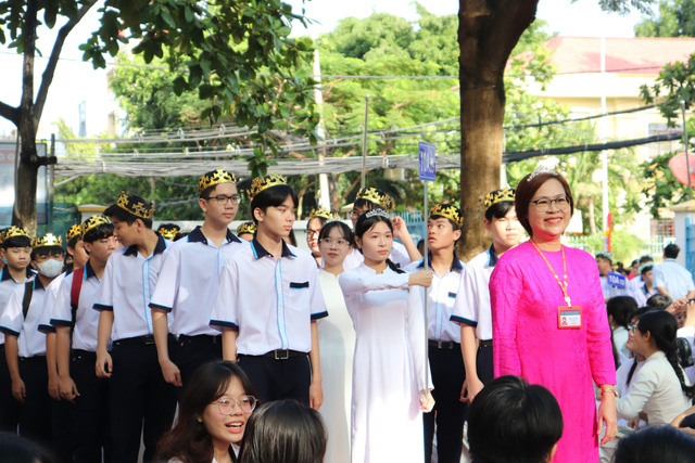 Tân binh lớp 10 Trường THPT Bình Phú chào sân bằng phụ kiện độc lạ- Ảnh 4.