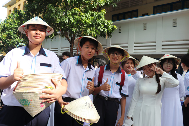 Tân binh lớp 10 Trường THPT Bình Phú chào sân bằng phụ kiện độc lạ- Ảnh 2.