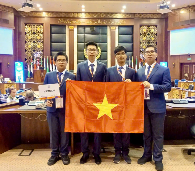 Đội tuyển Việt Nam tại Kỳ thi Olympic Tin học quốc tế năm 2024 (từ phải sang trái): Hoàng Xuân Bách,  Phạm Công Minh, Phạm Ngọc Trung, Nguyễn Hữu Tuấn - Ảnh: BỘ GIÁO DỤC VÀ ĐÀO TẠO