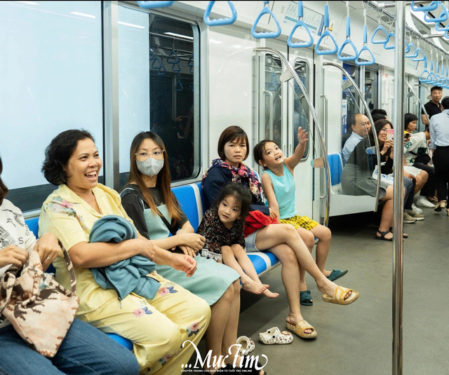 Bạn trẻ hào hứng trải nghiệm chuyến metro số 1 đầu tiên năm 2025- Ảnh 9.