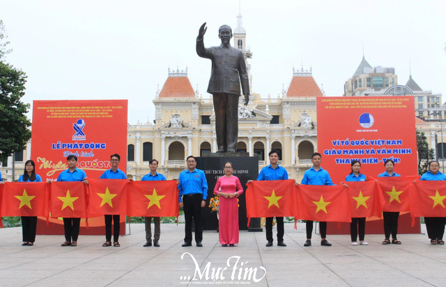 Lễ chào cờ "Tôi yêu Tổ quốc tôi" trang trọng trong ngày đầu năm mới- Ảnh 7.