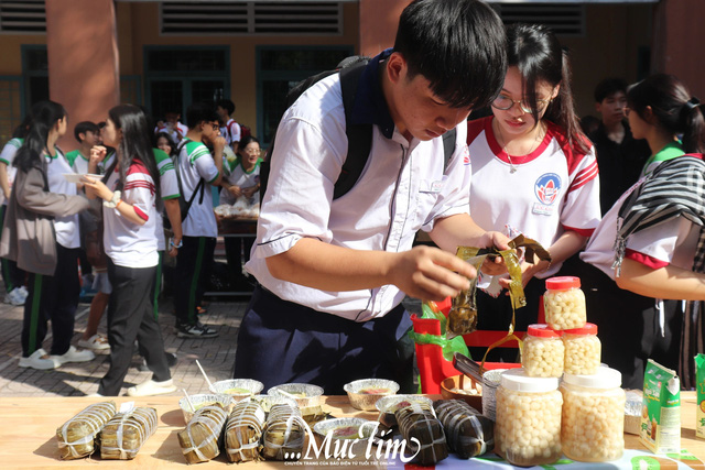 Học trò Trường THPT Củ Chi rộn ràng học địa lý với bánh xèo, bánh tét, củ kiệu- Ảnh 4.