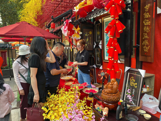 Nhiều nét đẹp văn hóa địa phương được lồng ghép trong Lễ hội Tết Việt Ất Tỵ 2025- Ảnh 6.