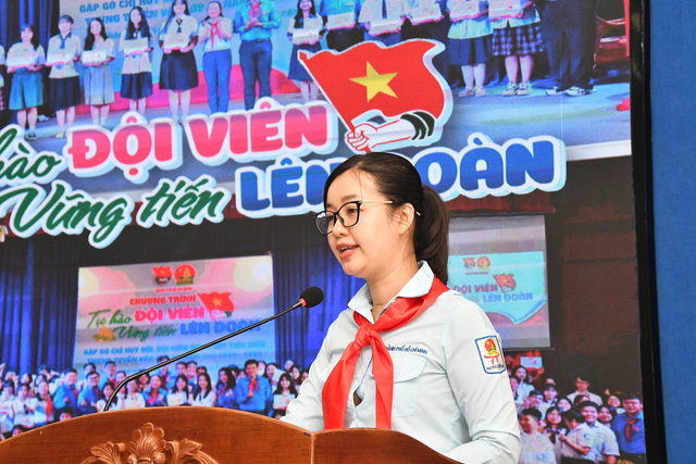 Chị Phạm Thị Thảo Linh (trưởng ban Thiếu nhi Thành Đoàn TP.HCM) phát biểu khai mạc - Ảnh: N.H