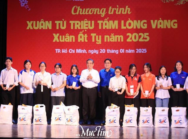 Ông Nguyễn Phước Lộc (phó bí thư Thành ủy, chủ tịch Ủy ban Mặt trận Tổ quốc Việt Nam TP.HCM) và anh Ngô Minh Hải (thành ủy viên, bí thư Thành Đoàn TP.HCM, chủ tịch Hội Liên hiệp Thanh niên Việt Nam TP.HCM) trao quà Tết cho sinh viên - Ảnh: THẢO NGỌC