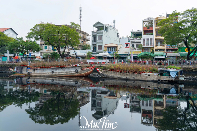 Thuyền hoa Tết rộn ràng cập bến Bình Đông- Ảnh 3.