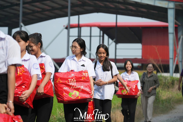 200 thiếu nhi Long An vui nhận quà Tết cho em 2025 - Ảnh 13.