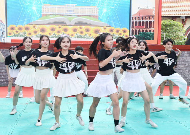 Bắt đầu chương trình giao lưu flashmob giữa các trường - Ảnh: N.H