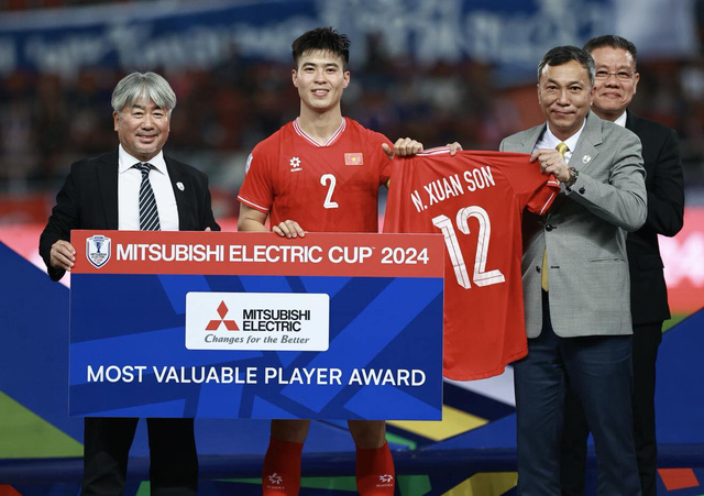 Nguyễn Xuân Son đoạt 2 giải cá nhân ASEAN Cup 2024, ăn mừng trong bệnh viện- Ảnh 1.