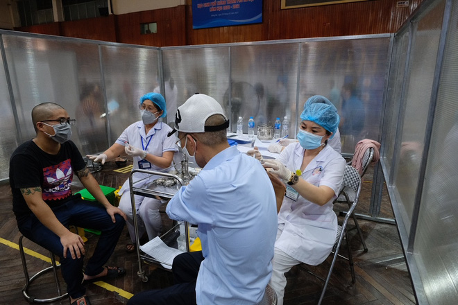 Người dân Hà Nội tiêm phòng vắc xin COVID-19 - Ảnh: NAM TRẦN