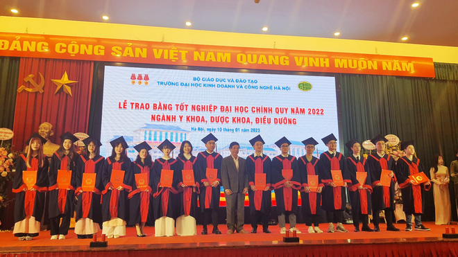 Sinh viên y khoa khóa đầu  Trường ĐH Kinh doanh và Công nghệ Hà Nội tốt nghiệp - Ảnh 1.