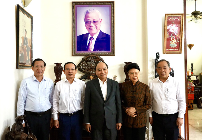Chủ tịch nước Nguyễn Xuân Phúc dâng hương Bến Nhà Rồng, thăm nguyên lãnh đạo cấp cao - Ảnh 4.