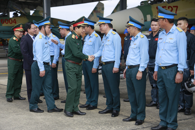 Bộ trưởng Bộ Quốc phòng: Đảm bảo để bộ đội đón Tết vui tươi và sẵn sàng chiến đấu cao - Ảnh 3.