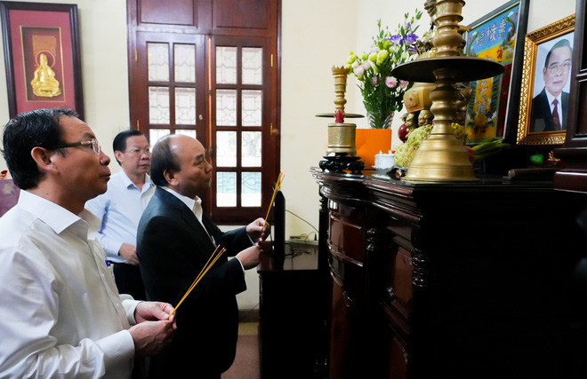 Chủ tịch nước Nguyễn Xuân Phúc dâng hương Bến Nhà Rồng, thăm nguyên lãnh đạo cấp cao - Ảnh 5.