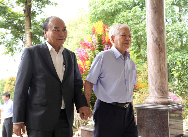 Chủ tịch nước Nguyễn Xuân Phúc dâng hương Bến Nhà Rồng, thăm nguyên lãnh đạo cấp cao - Ảnh 3.