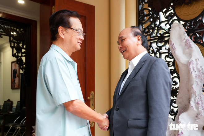 Chủ tịch nước Nguyễn Xuân Phúc dâng hương ở Bến Nhà Rồng, thăm nguyên lãnh đạo cấp cao - Ảnh 2.