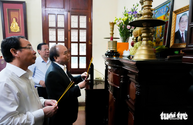 Chủ tịch nước Nguyễn Xuân Phúc dâng hương ở Bến Nhà Rồng, thăm nguyên lãnh đạo cấp cao - Ảnh 5.