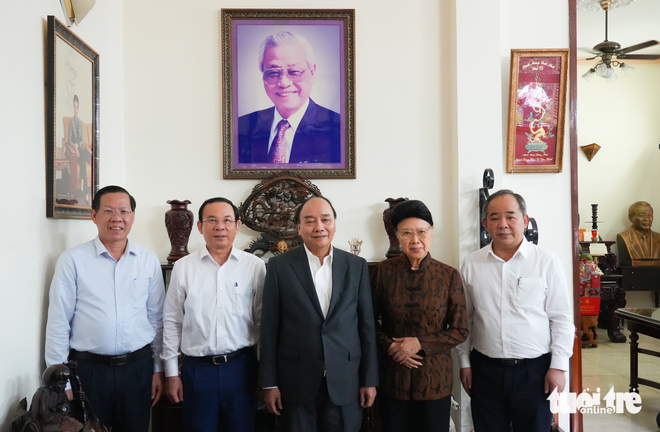 Chủ tịch nước Nguyễn Xuân Phúc dâng hương ở Bến Nhà Rồng, thăm nguyên lãnh đạo cấp cao - Ảnh 4.