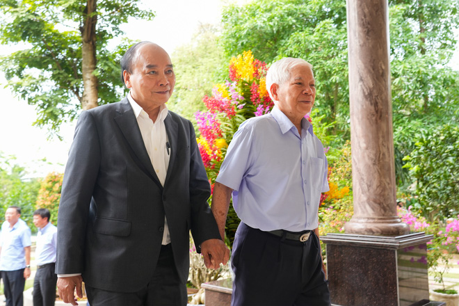 Chủ tịch nước Nguyễn Xuân Phúc dâng hương ở Bến Nhà Rồng, thăm nguyên lãnh đạo cấp cao - Ảnh 3.