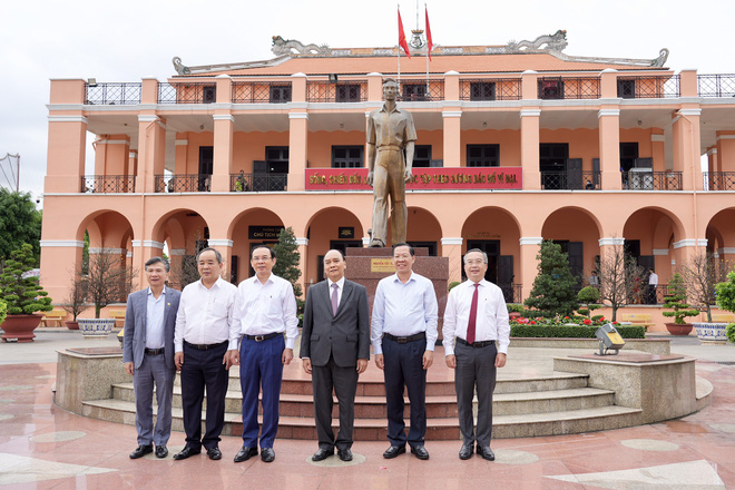 Chủ tịch nước Nguyễn Xuân Phúc dâng hương Bến Nhà Rồng, thăm nguyên lãnh đạo cấp cao - Ảnh 1.
