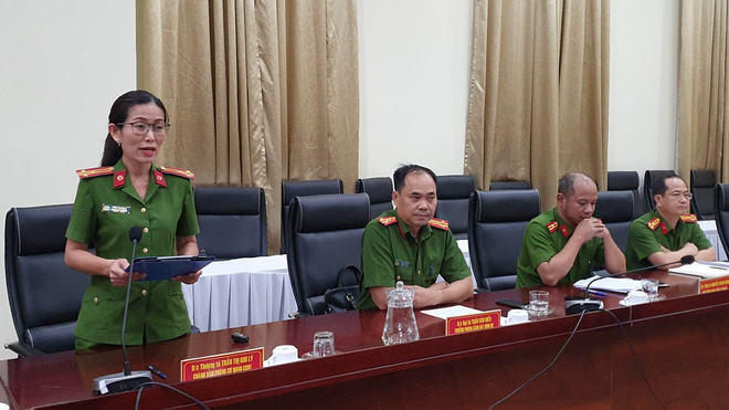 Thượng tá Trần Thị Kim Lý, Chánh Văn phòng Cơ quan CSĐT Công an TP.HCM cung cấp thông tin - Ảnh: MINH HÒA